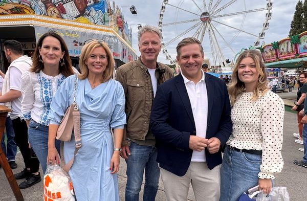 Julia Klöckner mit Jörg Pilawa und Teammitgliedern beim Rundgang auf dem Jahrmarkt in Bad Kreuznach.