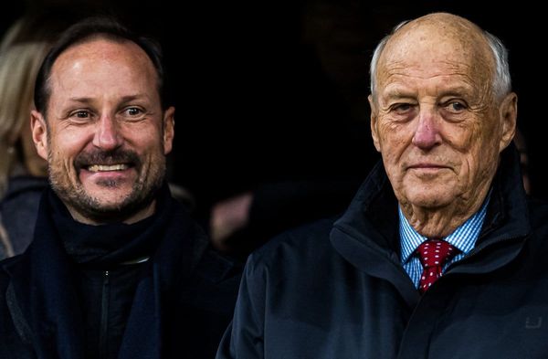 Mit dem Tod von Norwegens König Harald wird sein einziger Sohn Kronprinz Haakon auch ohne Krönung zum König.
