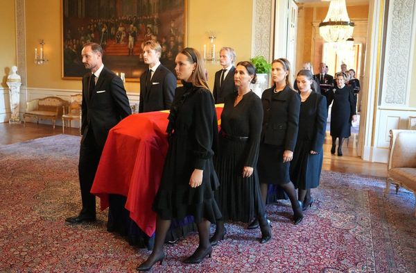 König Haakon, Kronprinzessin Ingrid Alexandra, Prinz Sverre Magnus, Prinzessin Märtha Louise mit ihren Töchtern Maud Angelic…