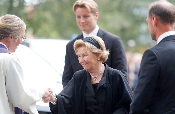 Königin Sonja nahm am Sonntag in der Kirche von Asker an einem Trauergottesdienst für Harald V. teil. Dort war schon ihre ne…