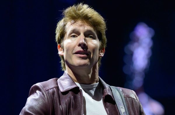 Der britische Sänger James Blunt bei einem Auftritt.