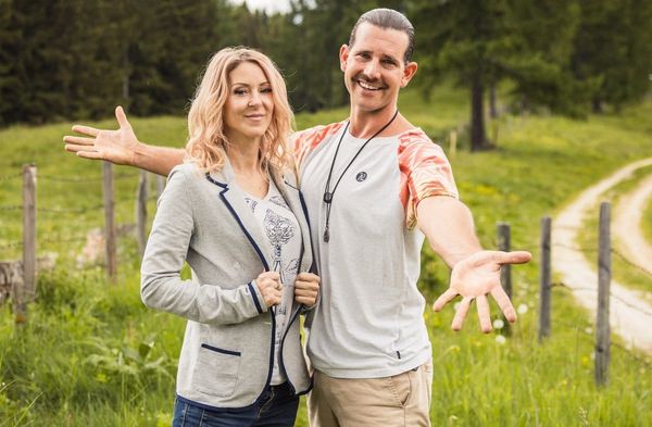 Simone Lugner und Zirkusdirektor Alexander Schneller wollen sich als Team "Fire and Ice" im "Forsthaus Rampensau" beweisen.