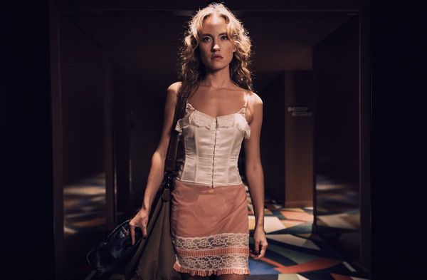 Nelly (Ella Morgen) wagt sich in der ARD-Serie "Selling Sex" in die Welt des Escorts.