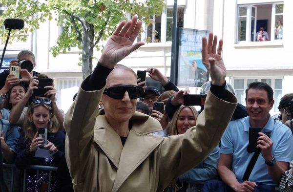 Céline Dion winkte der Menge vor dem Hotel zu.