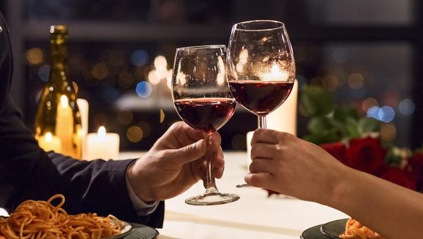 Paar bei einem eleganten Abendessen im Restaurant. Foto: Prostock-studio / Shutterstock