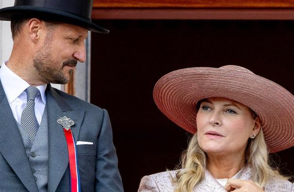 Vor Mette-Marits großer Operation im Juni trat das Kronprinzenpaar am norwegischen Nationalfeiertag am 17. Mai auf.