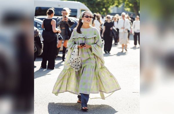 Jeans unterm luftigen Kleid: So lassen sich sommerliche Pieces auch im Herbst tragen.