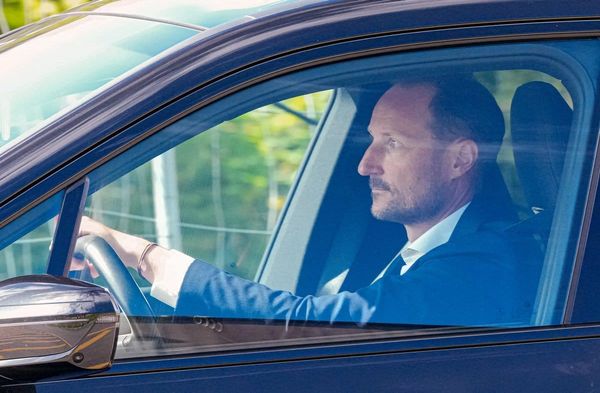 Kronprinz Haakon besuchte am Montagmittag seinen Vater im Krankenhaus in Oslo.