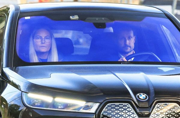 Kronprinzessin Mette-Marit und Kronprinz Haakon auf dem Weg ins Krankenhaus.