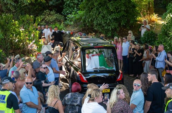 Bonnie Tylers Sarg wurde in Mumbles von Tausenden Fans in Empfang genommen.