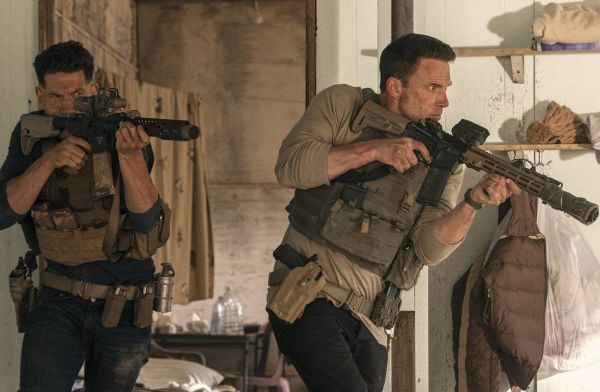 Christian Wolff (Ben Affleck, r.) und sein ebenfalls kampferprobter Bruder Bruder Brax (Jon Bernthal).