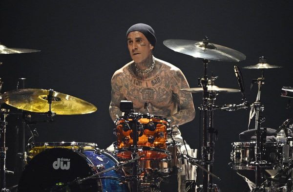 Seit Ende der 1990er tritt Travis Barker mit Blink-182 auf.