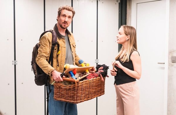 "Fang mich doch!": Georg Sommer (Jan Krauter, l.) hat einen Korb Spielzeuge bei Jule (Friederike Kempter) abgeholt.