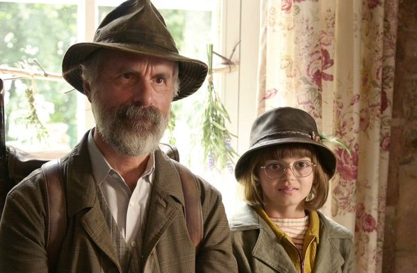 "Der Buchspazierer": Schascha (Yuna Bennett, r.) und ihr Mentor Carl (Christoph Maria Herbst) bei Frau Langstrumpf mit einem…