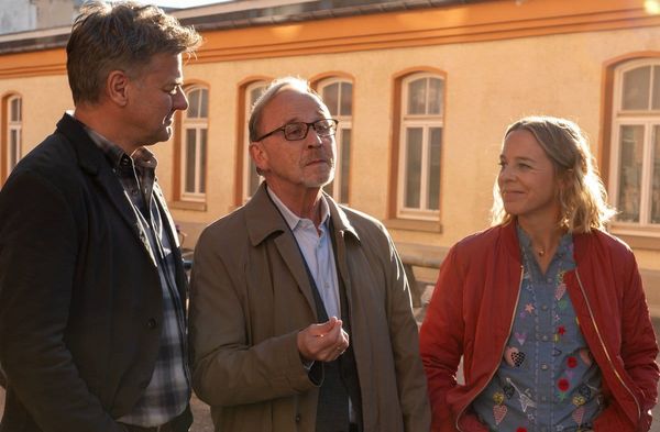 "München Mord: Die Stadt, die es nicht gibt": Harald Neuhauser (Marcus Mittermeier, l.), Ludwig Schaller (Alexander Held) un…