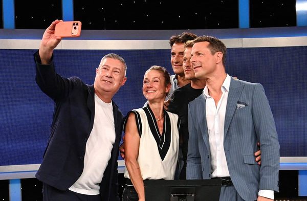 "Gefragt - Gejagt": (V.l.n.r.) Joachim Llambi, Rhea Harder-Vennewald, Oliver Mommsen, Roman Knizka und Moderator Alexander B…