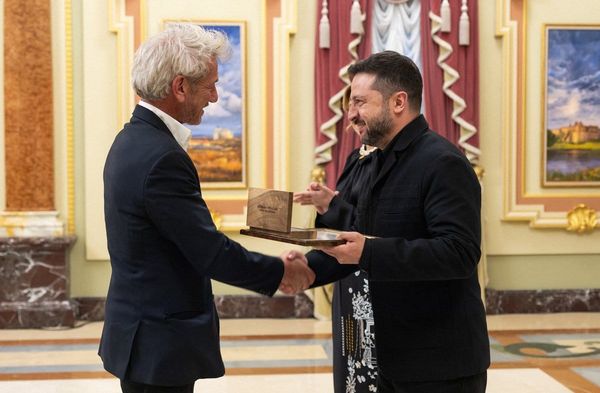 Wolodymyr Selenskyj überreicht Sean Penn (li.) seine Auszeichnung in Kiew.