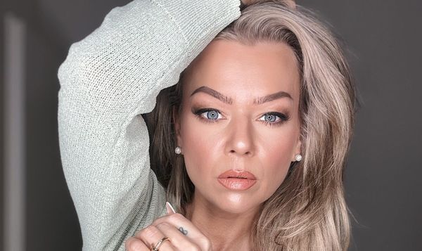 Doreen Steinert mit der Hand im Haar