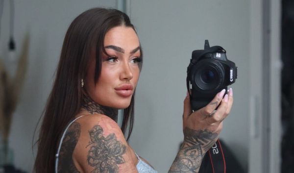 BestFans-Creatorin Jana mit langen dunklen Haaren und einer Spiegelreflexkamera in der Hand