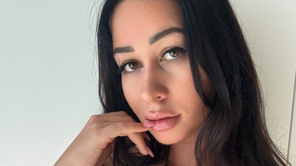 BestFans-Creatorin Lia Sommer mit langen dunklen Haaren, den Finger an den Lippen