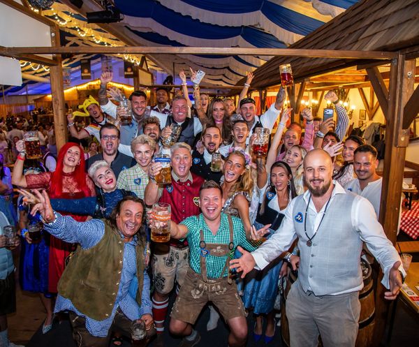 Realitystars beim Gruppenbild der Reality Wiesn im Festzelt