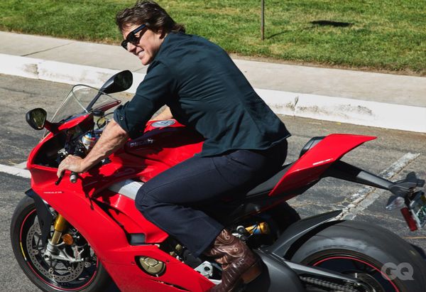 Tom Cruise auf einem roten Motorrad