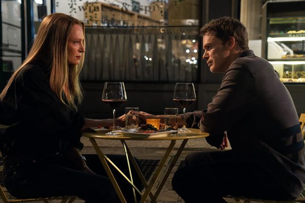 Uma Thurman und Michael C. Hall an einem Bistrotisch mit Rotwein, Szene aus "Dexter: Wiedererwachen"