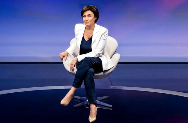 Sandra Maischberger diskutiert in ihrer ARD-Talkshow mit prominenten Gästen.