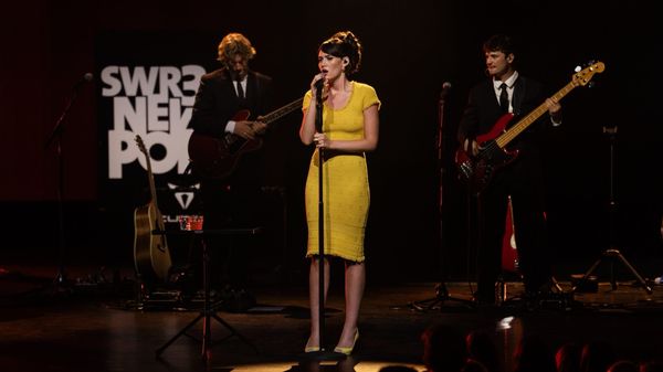 Sienna Spiro singt beim SWR3 New Pop Festival 2026 im Festspielhaus in Baden-Baden