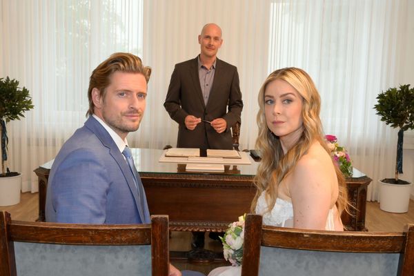 Ricky Marquart (Oliver Petszokat) traut Philip und Jessica bei GZSZ