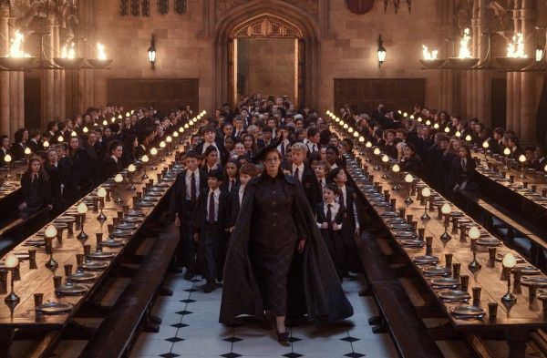 In der Großen Halle versammeln sich die Hogwarts-Schüler.