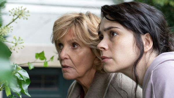 Ulrike Kriener und Tamara Romera Ginés spähen aus einem Versteck hinter Efeu, Szene aus "Nichts wie weg"