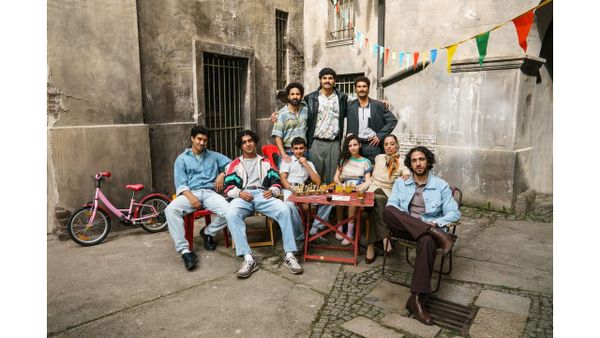 Szene aus "4 Blocks Zero": die Familie im Hinterhof eines Berliner Altbaus