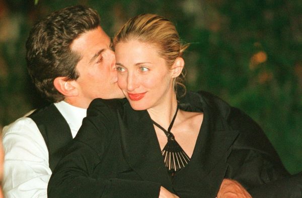John F. Kennedy Jr. und seine Ehefrau Carolyn Bessette stürzten gemeinsam in den Tod.