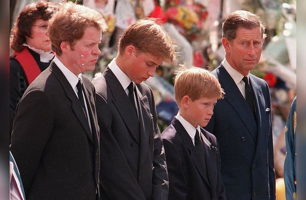 Charles Spencer (l.) gemeinsam mit Prinz William, Prinz Harry und dem damaligen Prinzen Charles bei der Beerdigung von Lady …