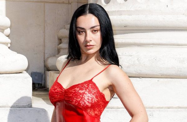 Charli xcx zeigt sich gerne freizügig.