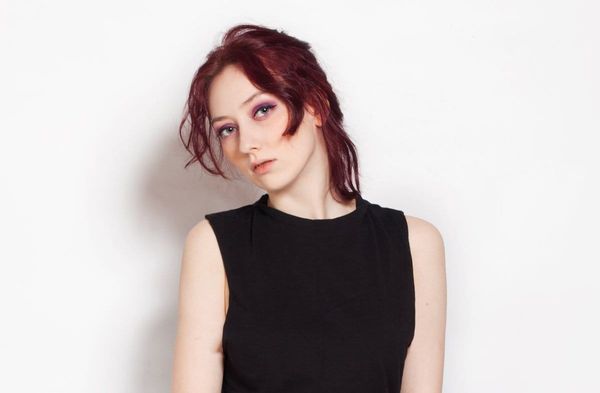 Cherry Cola Hair meint eine dunkle, rötlich-violette Haarfarbe.