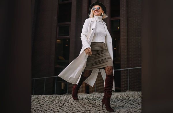 Ein Strickpulli wirkt mit einem Minirock und hohen Stiefeln gleich viel eleganter.