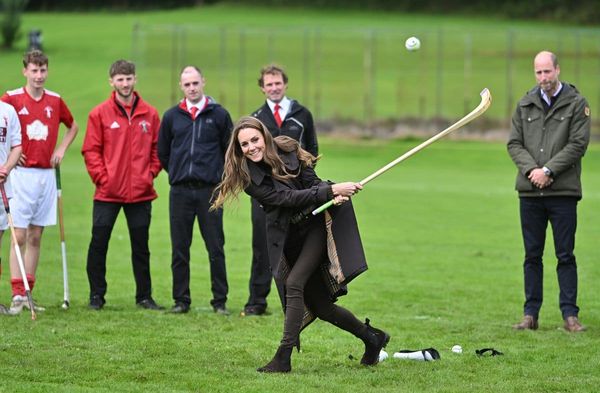Prinzessin Kate hat sich an der keltischen Sportart Shinty versucht.