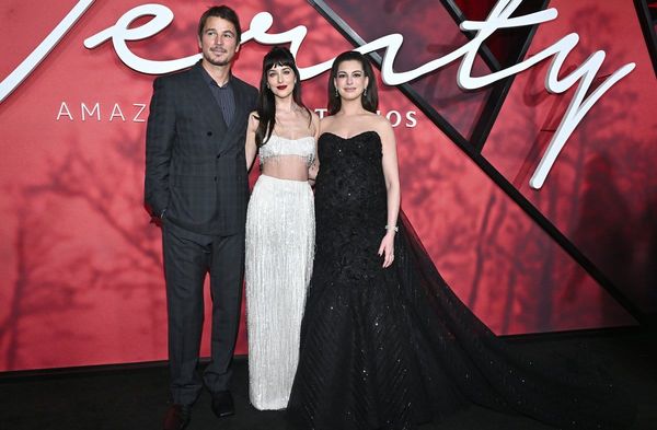 Josh Hartnett, Dakota Johnson und Anne Hathaway (v.l.) bei der "Verity"-Premiere in New York.