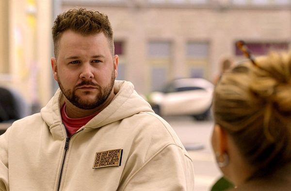 "GZSZ": Jonas (l.) gesteht vor Johanna seine Eifersucht.