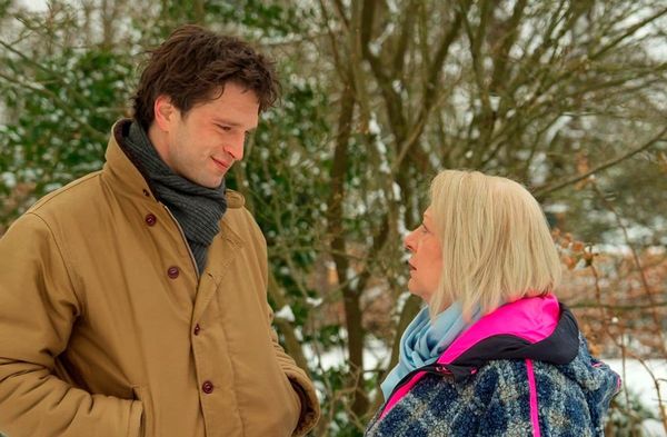 "Rote Rosen": Gisela (r.) ermutigt Jonas (l.) zu einem offenen Gespräch mit Toni.