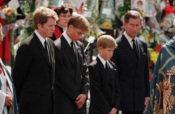 Charles Spencer, William, Harry und der damalige Prinz Charles (v.l.) 1997 beim Trauerzug für Prinzessin Diana.