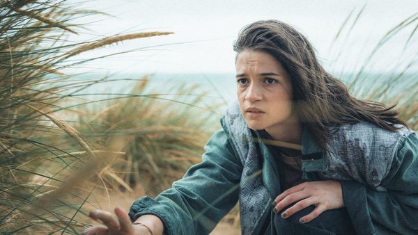 Lisa-Marie Koroll als Soma in den Dünen in "Die Düsteren"