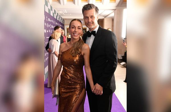 Beim Bundespresseball 2025 setzten Annemarie und Wayne Carpendale auf einen sehr ähnlichen Look wie nun in WIen.