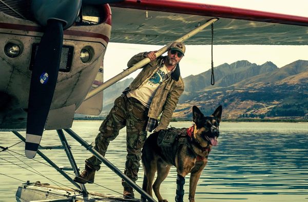Brad Pitt kämpft in "Eiserne Wildnis - Heart of the Beast" gegen die Natur.