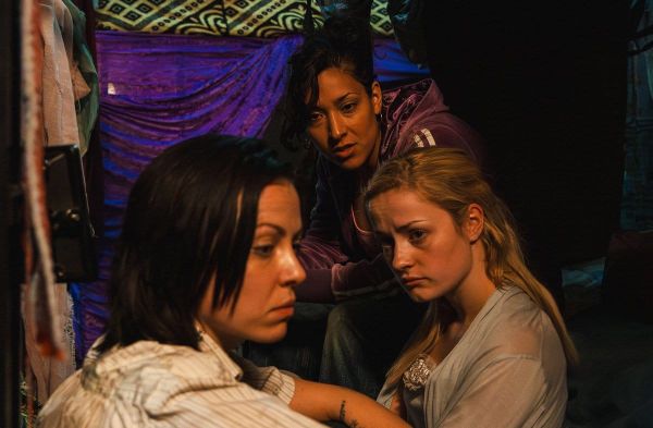 "Escaping Bolivia": Cecilie (Lisa Marie Hovden, l.), Michelle (Josephine Tetlie, m.) und Ida (Lisa Marie Hovden, r.) sitzen …