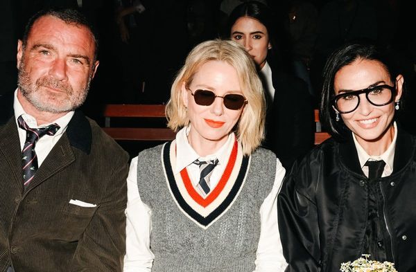 Liev Schreiber und Naomi Watts saßen neben Demi Moore (r.) in der ersten Reihe.