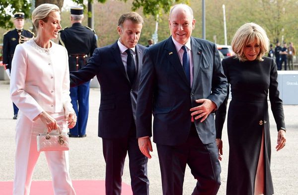 Emmanuel und Brigitte Macron haben zum Abschluss der Papstreise durch Frankreich Albert und Charlène von Monaco empfangen.