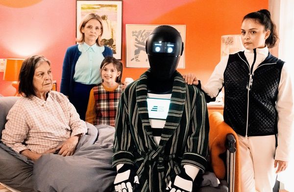 "Frau Winkler verlässt das Haus" (v.l.): Frau Winkler (Angela Winkler), Emi Winkler (Laura Tonke), Billie Winkler (Zoë Baier…